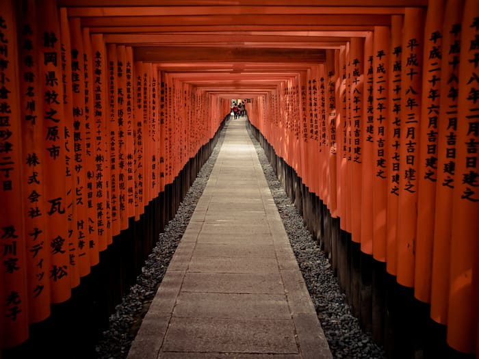 Le tunnel de torii vermillon du chemin Senbon Torii au Fushimi Inari
