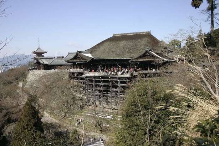 Le pavillon principal du Kiyomizu-dera sur sa terrasse en bois au-dessus de la colline boisée