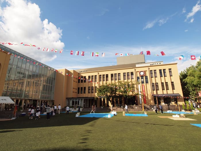 L'ancienne école qui abrite le musée international du manga de Kyoto, derrière sa pelouse