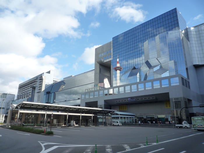 La façade de verre et d'acier de la gare de Kyoto vue depuis le parvis